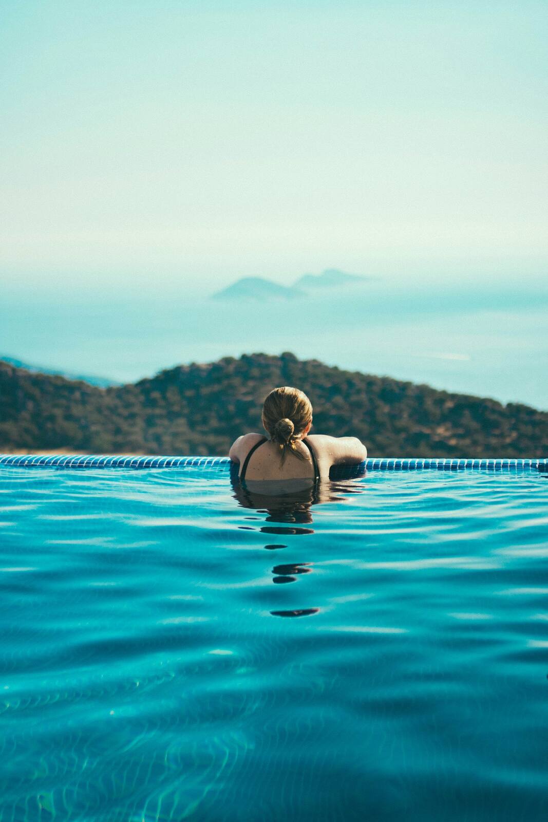 The infinity pool at the stern